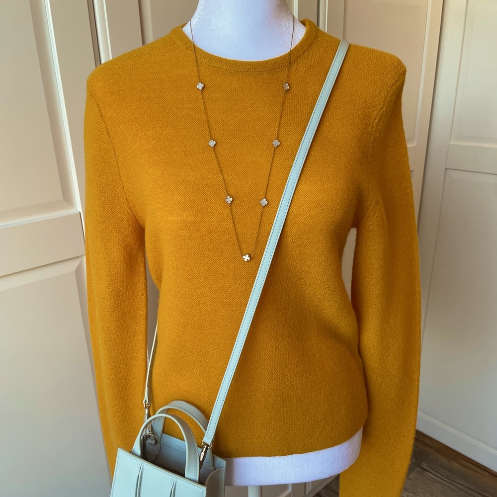 Like NEW! Uniqlo 100% Merino Wool Sweater! Three dimensional cut